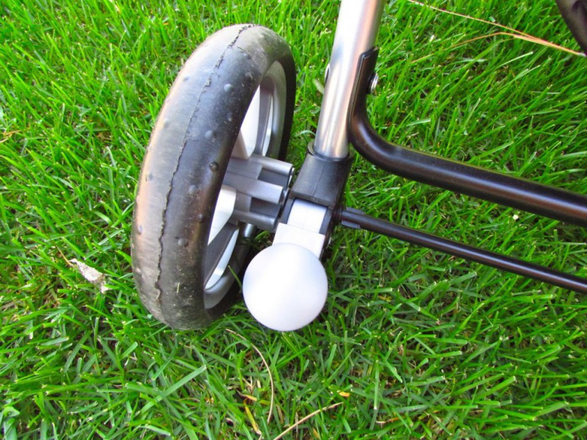 safety 1st clic it! - the brakes on the clic-it are easy to engage and are sandal friendly