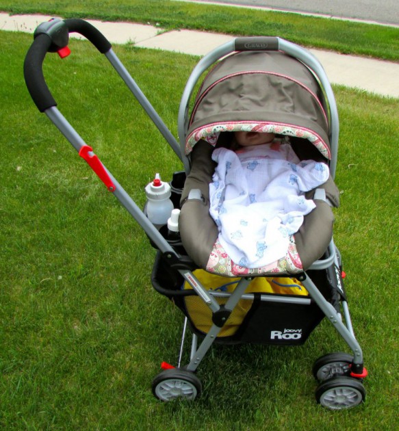 the joovy roo, incorporates in its design, a low slung parent tray...