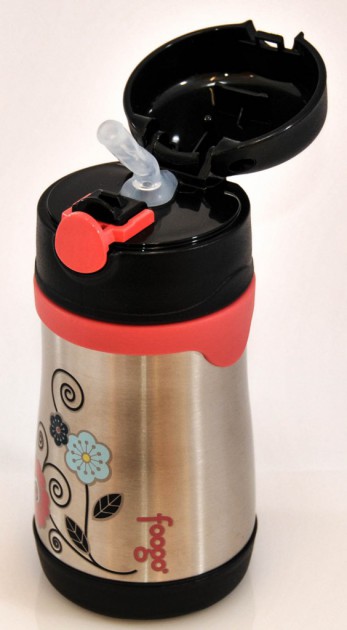 the foogo has a soft straw spout and closeable lid