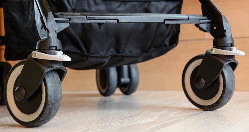 maxi-cosi kaia - the maxi cosi kaia has 2 wheels in front and 4 in the back. the 2...