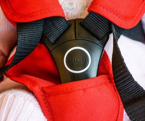 maxi-cosi kaia - one button on the maxi cosi buckle releases the two side...