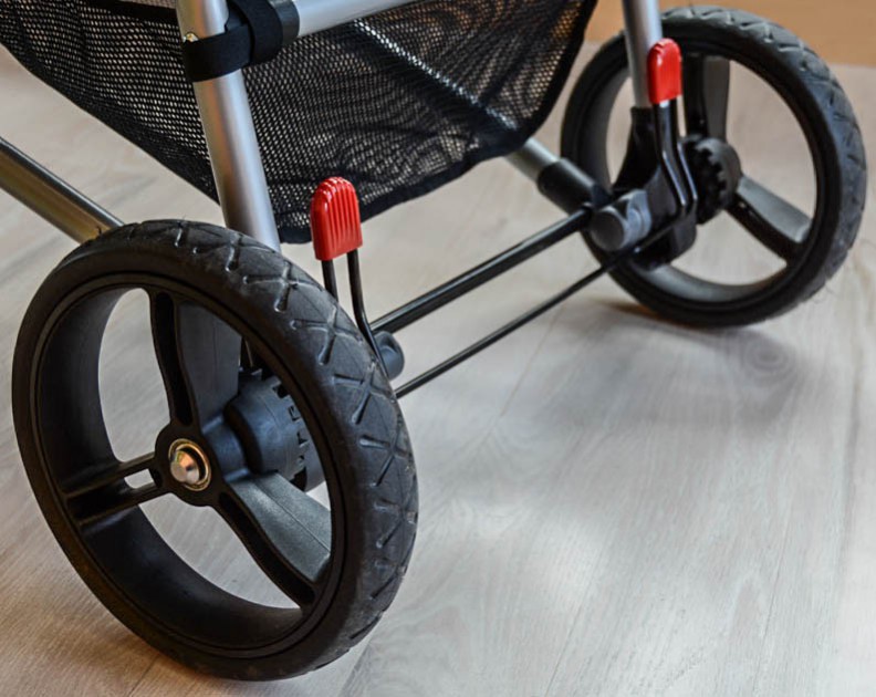 the mountain buggy has single action brakes