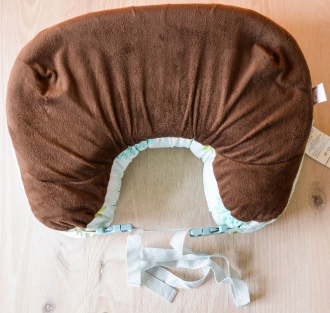 best nursing pillow - the best latch uses materials free from chemical flame retardants.