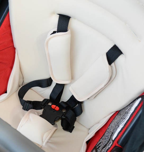 orbit baby g3 with helix plus double upgrade kit - the harness release is two buttons that need to be depressed...