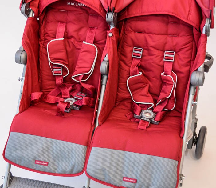 maclaren twin techno - the buckle on the 5-point harness is stiff and requires two hands...