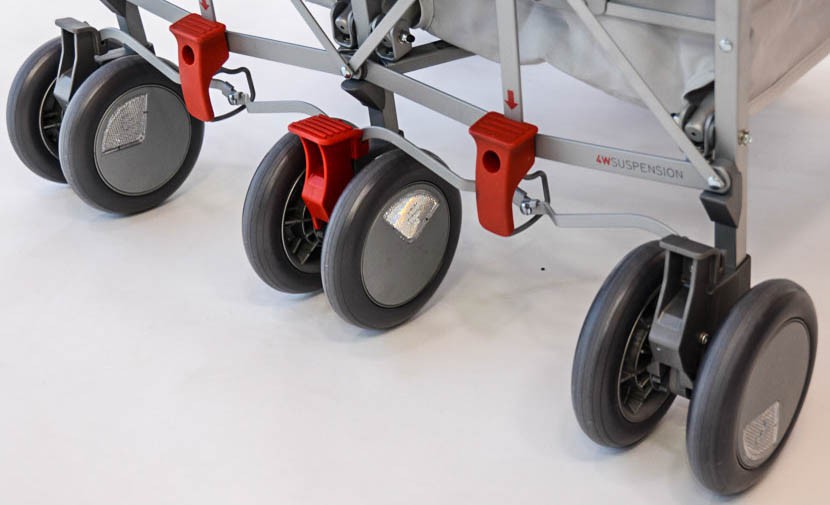 maclaren twin techno - middle brake pedal links the 3 sets of wheels