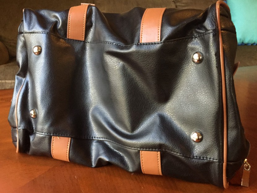 here you can see the bottom of the sarah wells maddy bag. the lack...