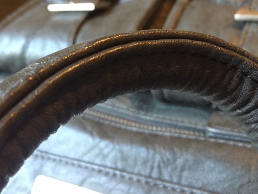 closeup of the handle of the ness mamie bag.