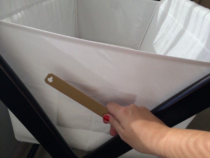 it can be folded up quite easily by lifting the metal brackets on...