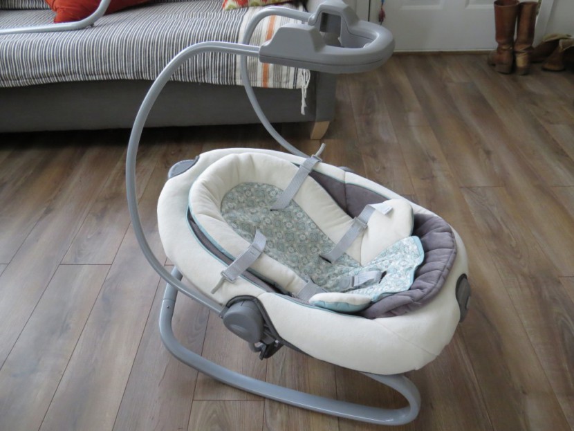the graco duetsoothe swing has the added feature of a stand alone...