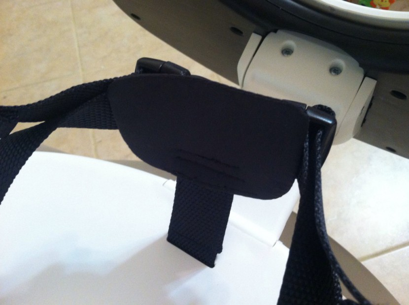 babybjorn - the sturdy fabric behind the buckles helps to avoid any pinches.