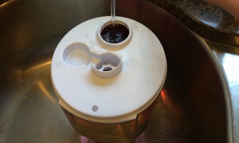 safety 1st 360 - the safety 1st water tank can stand on its own during refilling.
