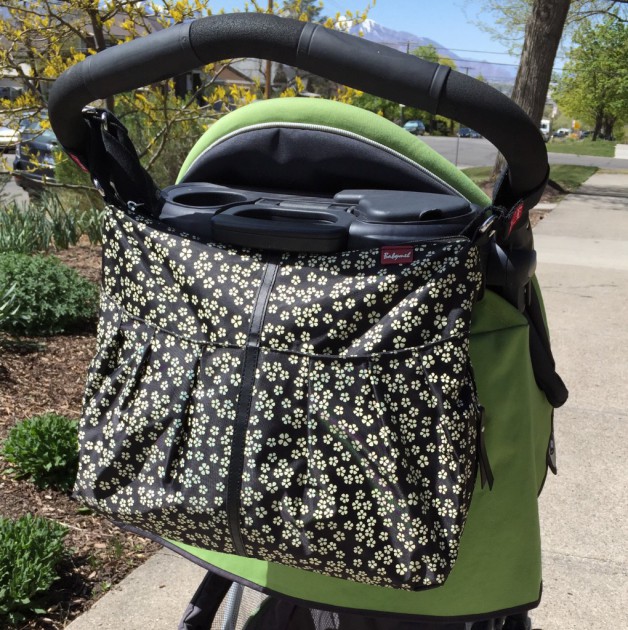 velcro stroller straps of the babymel amanda mini in action...
