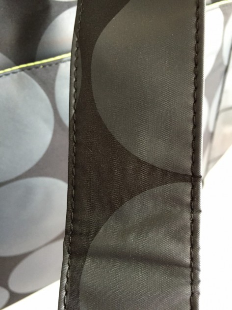 shoulder strap detail on the oioi messenger bag.