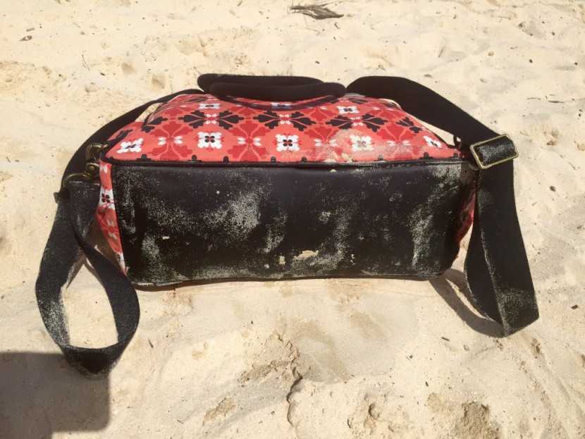 alas, no metal feet to protect the bottom of the bag. however, we...