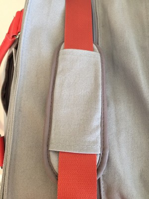 beaba stockholm - here you can see the comfy padded shoulder strap.
