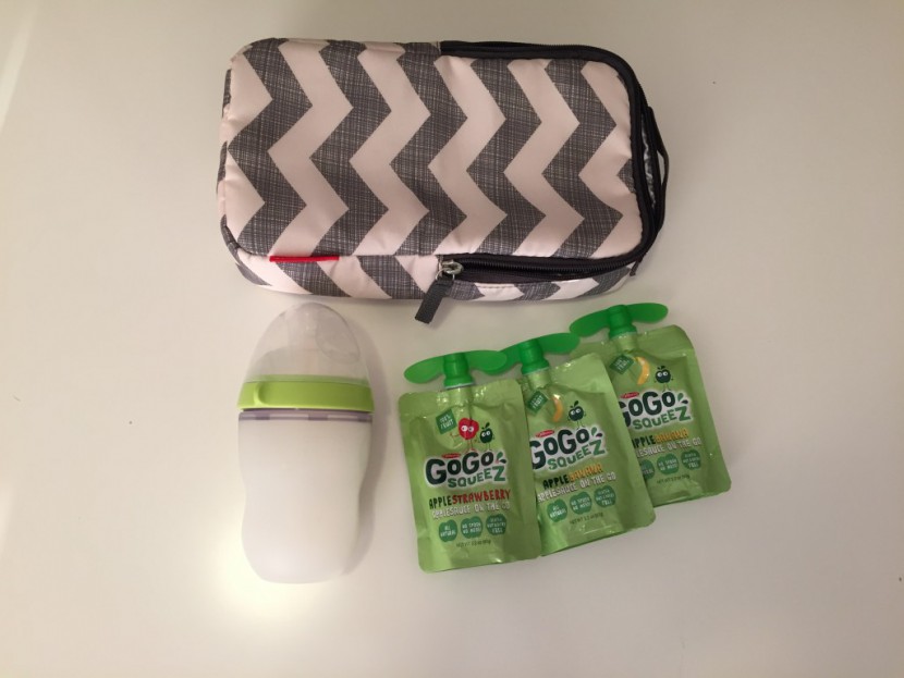 here you can see the skip hop forma's insulated bag in action.