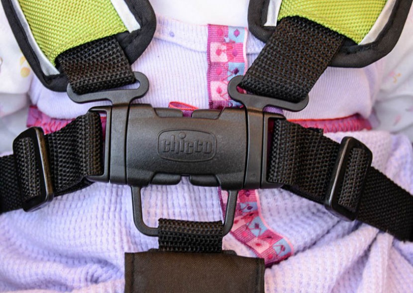 chicco tre - the clasps on the tre harness are easy to depress, but the...