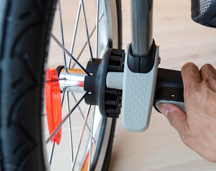 graco fastaction fold jogger - double action brakes require both sides to be engaged independently...