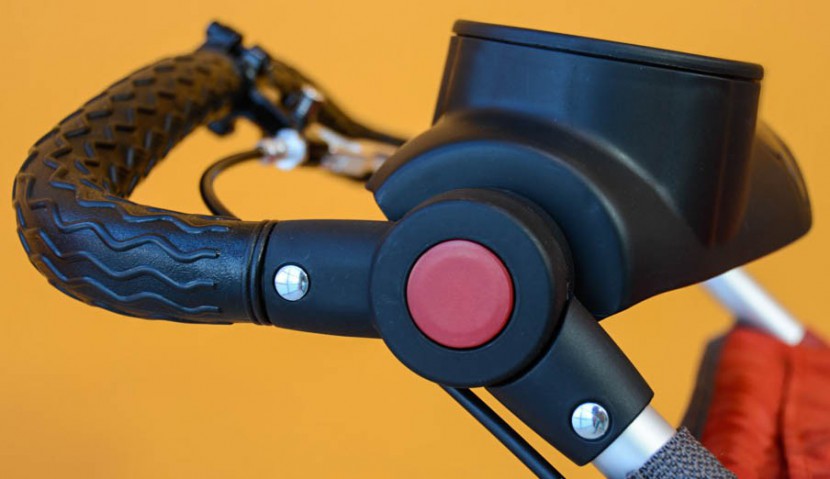 schwinn arrow - the handle can be easily adjusted by pushing in on the side buttons...