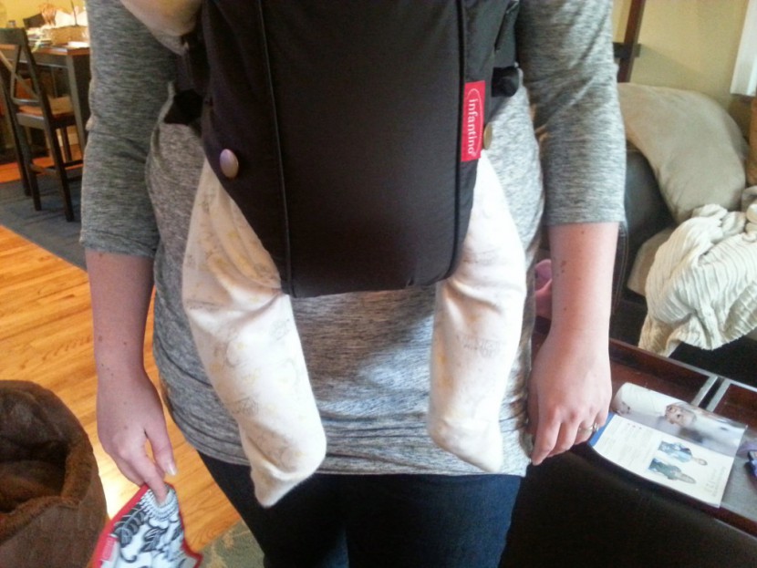 infantino swift classic - baby&#039;s legs dangle straight down in the infantino swift classic.