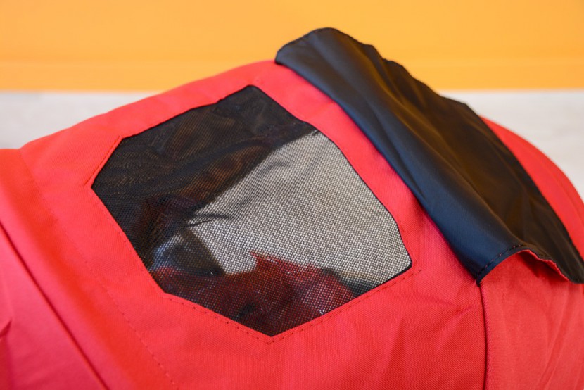 baby jogger city select - the canopy on the select has a magnetic closure which we like...