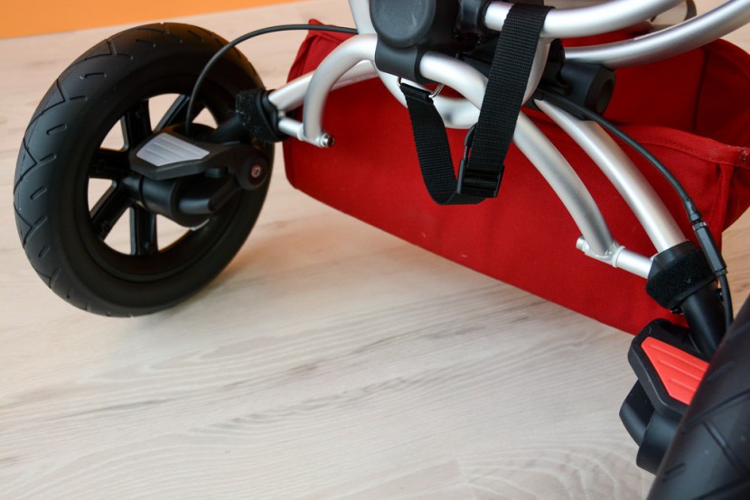 quinny buzz xtra - the brakes on the quinny have individual pedals for setting and...