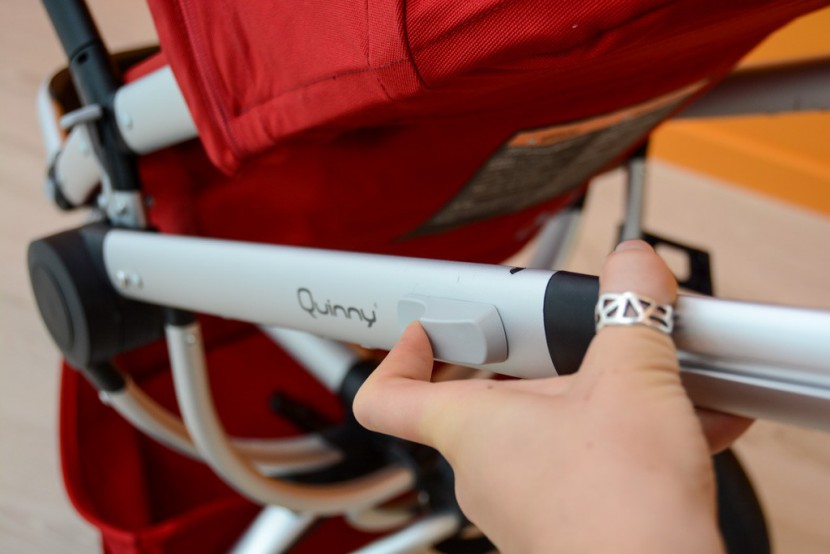 the fold of the quinny requires two hands to move the side levers.