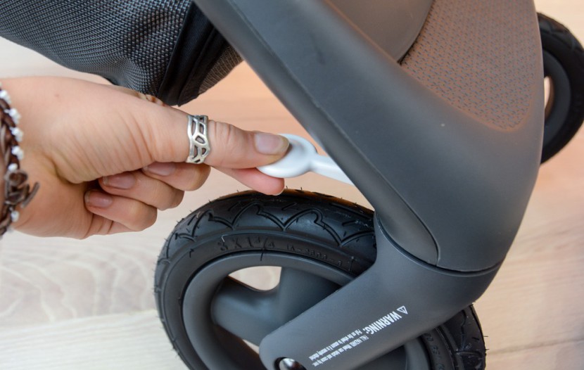 stokke scoot - the front wheels on the stokke can switch between swivel and locked...