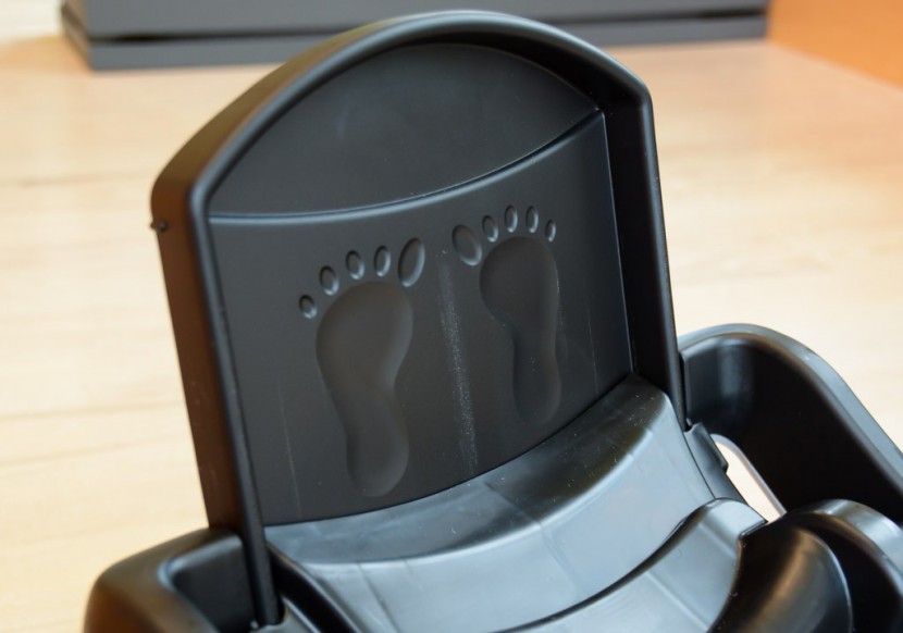 infant car seat - the graco 40 has a footrest for baby &#039;s feet. this is not a...
