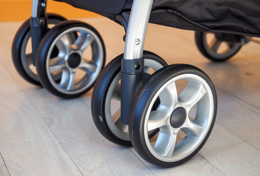 chicco keyfit caddy - the plastic wheels and dual front wheel design on the chicco keyfit...