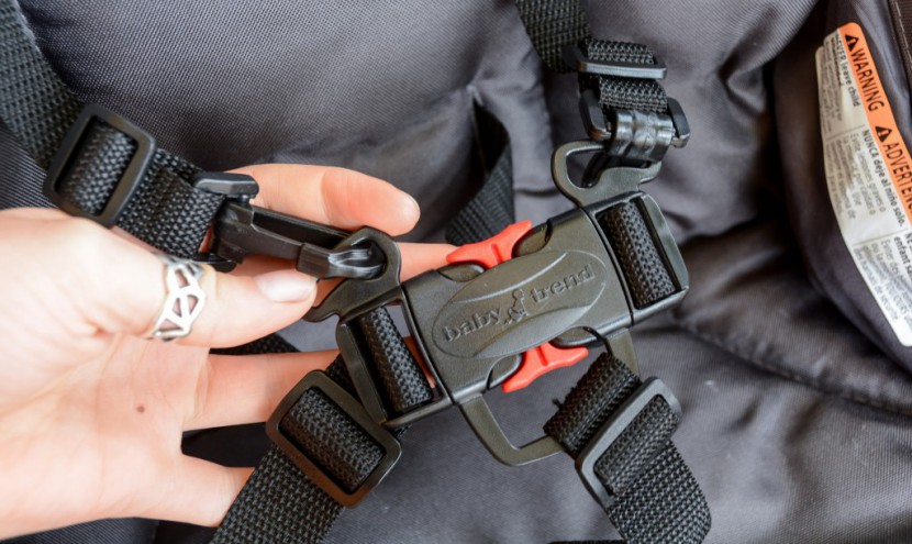 baby trend sit n' stand double - the buckle on the sit 'n stand is fairly easy to use and can be...