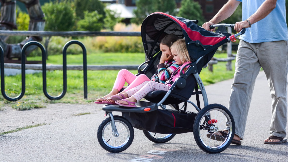 Baby Trend Expedition Double Review (The large stroller and three wheel design make the Expedition a poor choice for commuting in busy urban environments.)