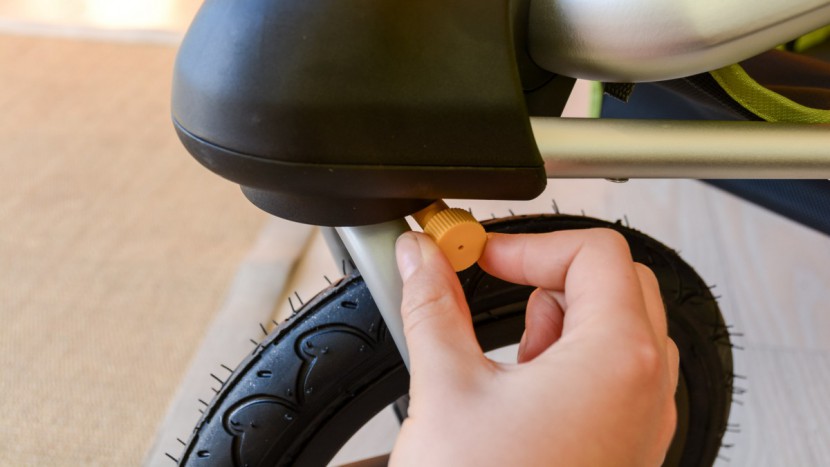 burley solstice - adjusting the tracking on the burley solstice is very easy with a...