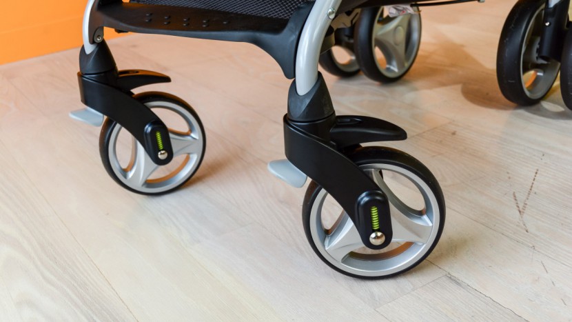 graco breaze - the breaze is hard to push and turn despite it sporting the single...