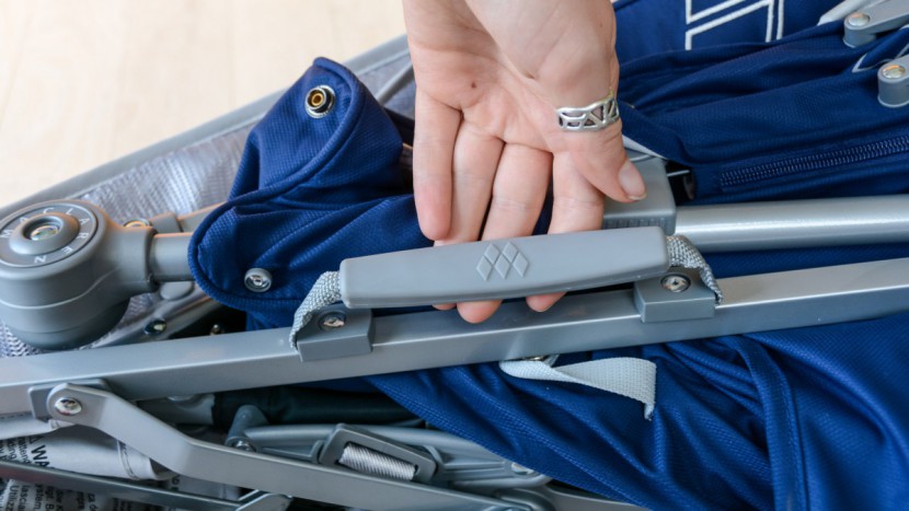 maclaren techno xt - the carry handle on the techno isn't as nice as a shoulder strap...