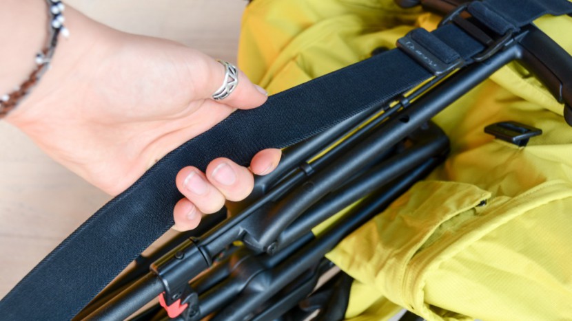 quinny yezz - the carry strap on the quinny yezz is made with a stretchy and soft...