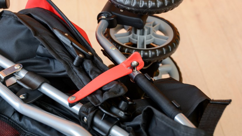 the cloud double has a manual fold lock.