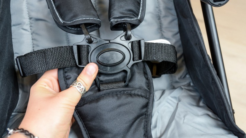 summer infant 3dtwo - the 3dtwo harness and buckle are easy to use.