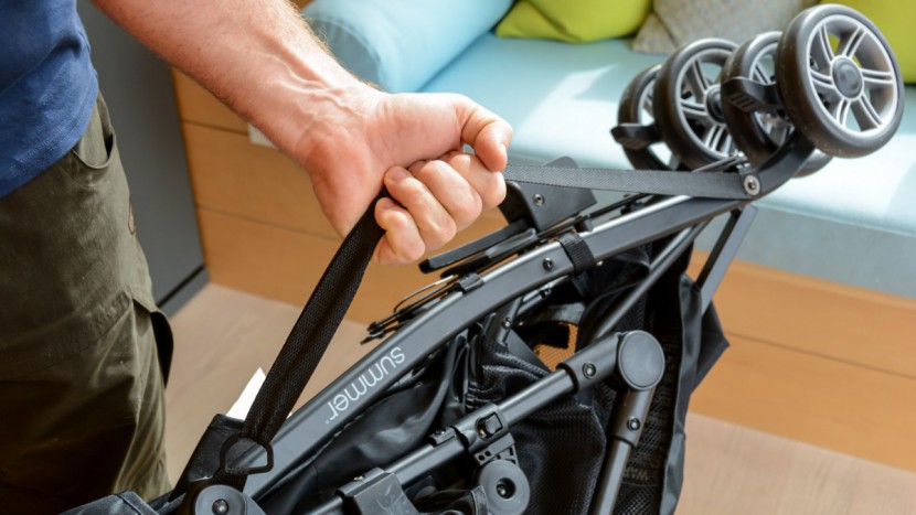 summer infant 3dtwo - the 3dtwo has a carry strap that is too long to be a carry handle...