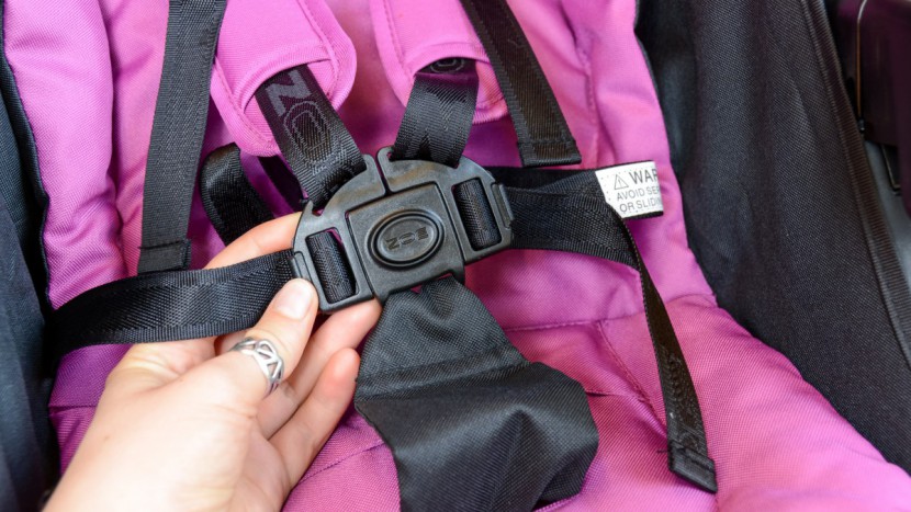 zoe xl2 deluxe - the zoe has 5-point harnesses that are easy to use.