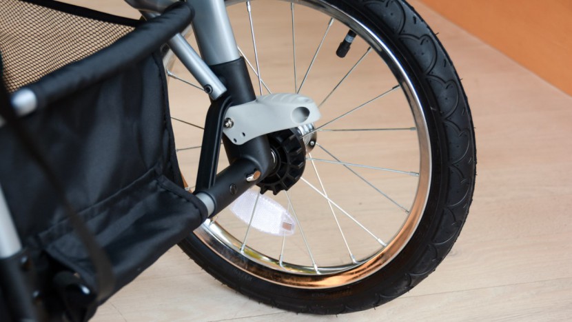 baby trend navigator - the navigator has dual action brakes that require depressing both...