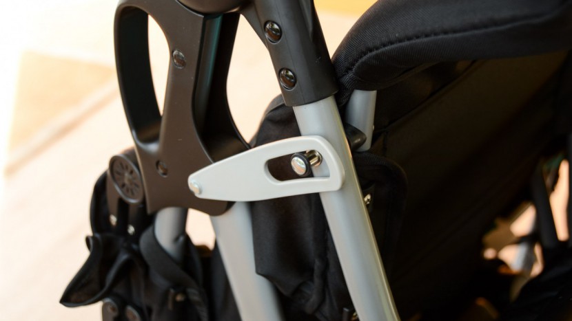 the navigator has a manual lock, and the stroller does self-stand.