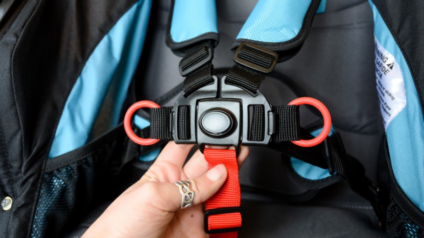 bob revolution flex 2.0 - the revolution harness is easy to tighten by pulling on the red side...