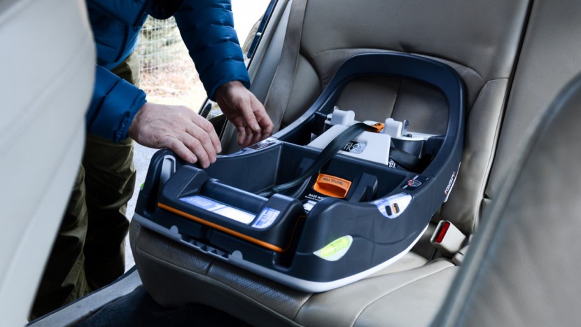 infant car seat - the middle of the foot portion on the chicco fit2 has the supercinch...