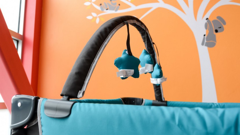 the graco comes with a mobile that attaches to the side rails.