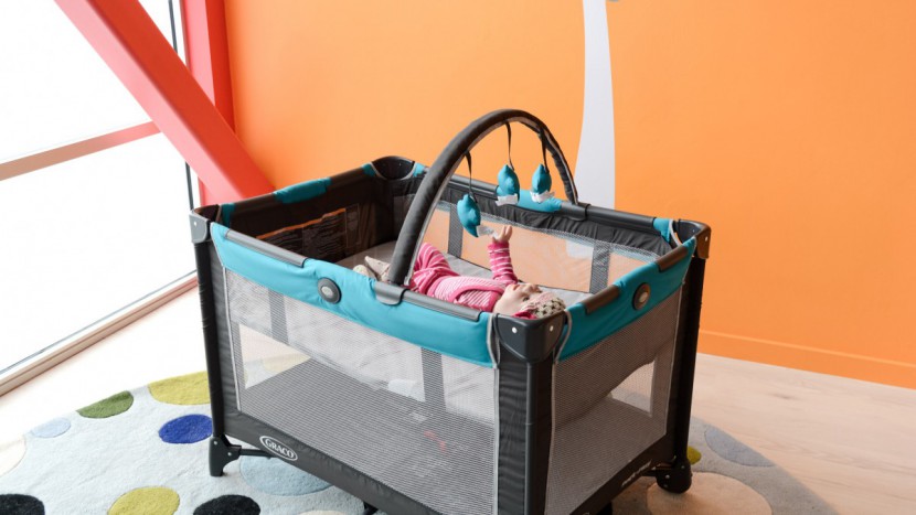 travel crib - the graco pack 'n play on the go comes with a bassinet, play mobile...