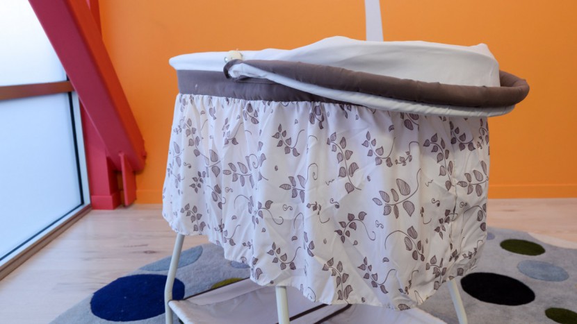 delta children deluxe sweet beginnings - the delta has a complete fabric skirt which may be a style some...