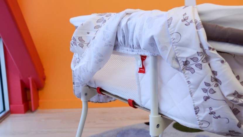 delta children deluxe sweet beginnings - with significant fabric on the side walls and a fabric skirt we...