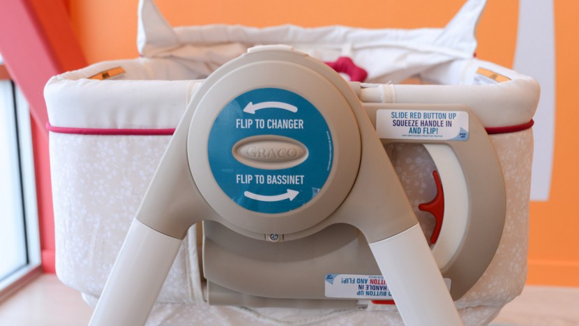 graco dream suite - the flip to changer mechanism on the dream suite takes some practice...